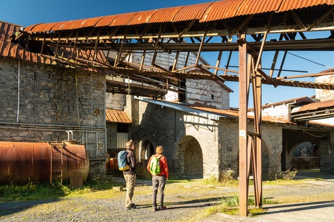 Zwei Wanderer laufen durch den Stöffel-Park im Westerwald.