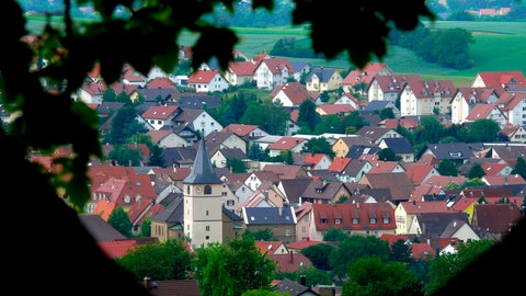 Blick auf den Ort Sulzfeld in der Region Kraichgau-Stromberg, durch Blätter hindurch