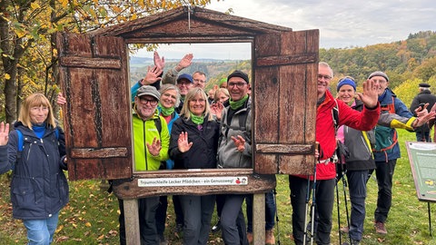 Wandergruppe der Aktion "SWR4 wandert – gemeinsam den Südwesten entdecken" mit SWR4 Moderator Stefan Nink am "Genuss-Fenster" auf dem "Lecker Pfädchen".