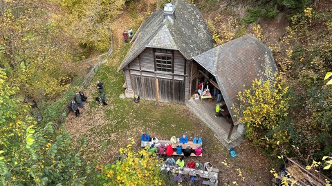Mittagspause von Wanderern auf Burg Dhronecken von oben.