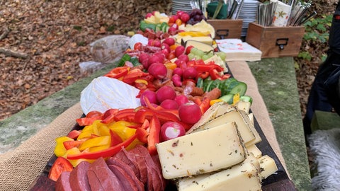 Sulzfelder Weinbergvesper mit Würstchen, Käse und viele Gemüsesorten