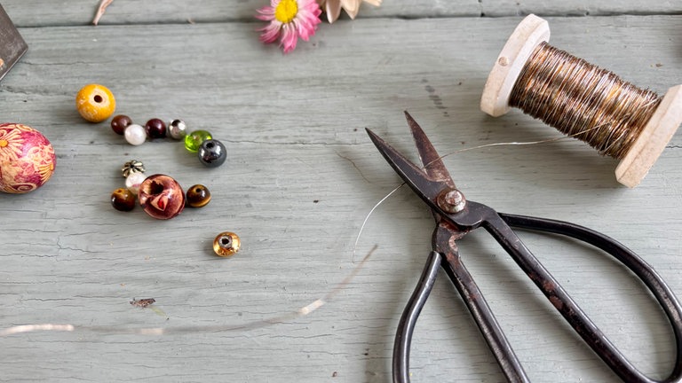 Ein Stück Draht in der Länge von ca. 30 - 40 cm abschneiden.