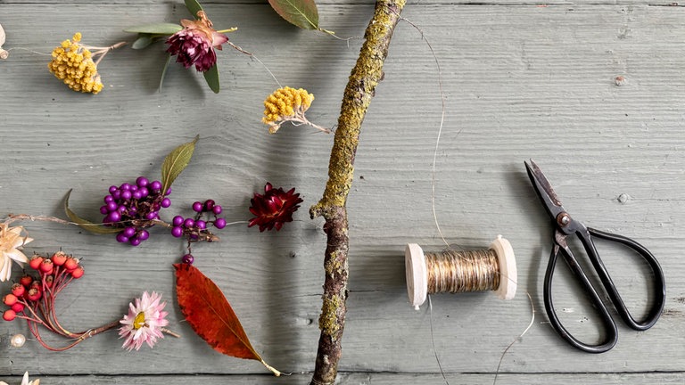 Zum Aufhängen ca. 50 cm Draht links und rechts am Ast befestigen!