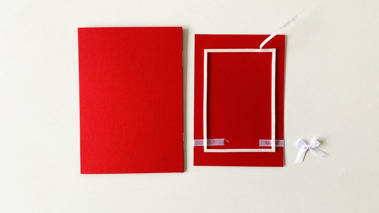 Auf der Rückseite des Auflegers das Satinband umschlagen und befestigen.