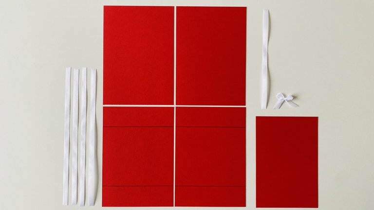 Fertige Tonkartonstücke und Bänder