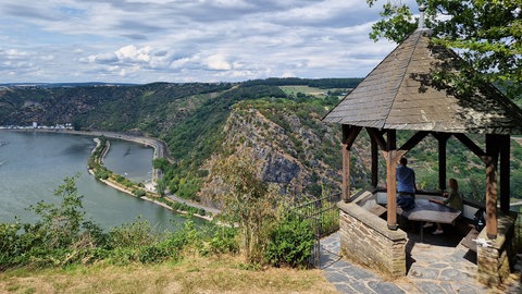 Panoramablick vom Aussichtspunkt mit Schutzhütte Maria Ruh auf das Rheintal