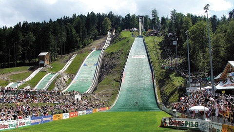 Die Sprungschanzen im Sommer: Blick auf das Adler-Skistadion Hinterzarten im Schwarzwald