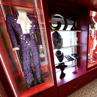 Im "Purple Rain House" kann man Kostüme und Schmuck von Prince bewundern. | Urlaub bei U2, Jim Kerr oder Prince