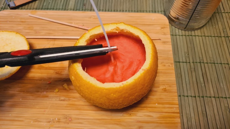 Zum Schluss den Docht auf ca. 1 cm kürzen, damit die Kerze sauber abbrennt.