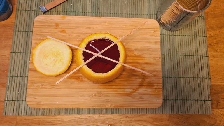 Wachs nun vollständig abkühlen und fest werden lassen. Dabei darauf achten, dass der Docht in der gewünschten Position bleibt.