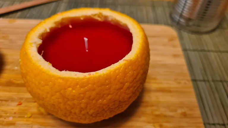 Nach dem Aushärten kann es sein, dass der Wachs ein wenig eingesunken ist. Sollte dies der Fall sein, noch ein bisschen geschmolzenes Wachs nachgießen.