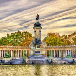 Statue König Alfono Retiro Park Madrid