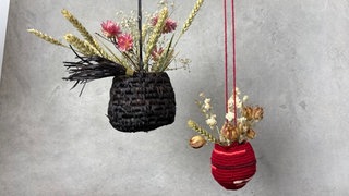 Hängende Blumenkörpchen aus Bast