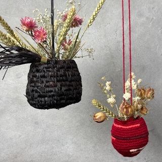 Hängende Blumenkörpchen aus Bast