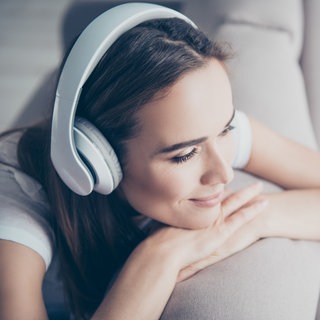 Frau hört Musik mit Kopfhörern