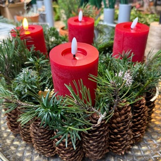  Zum Schluss die Kerzen anbringen. Wer möchte, kann noch Kugeln oder andere Elemente auflegen. 