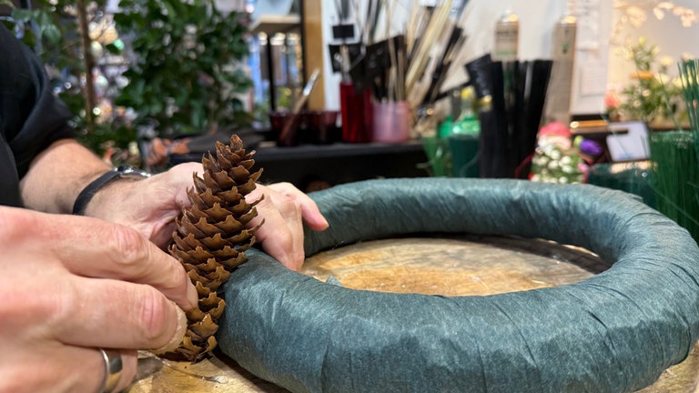 und hochkant auf den Strohrömer kleben.