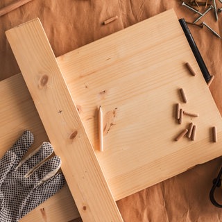 Bauen mit Holz. Holzbrett mit Werkzeug