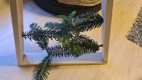 Holztannenbaum mit Rahmen