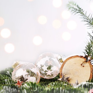 Weihnachtsdeko: Tannenzweige, Weihnachtskugeln, Holzdeko