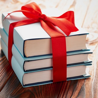 verschiedene Bücher als Geschenk