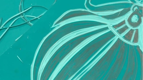 Mit den Linolschnittmessern alle Flächen wegnehmen, die später nicht gedruckt werden sollen. Je tiefer die Rillen, desto klarer der Druck.