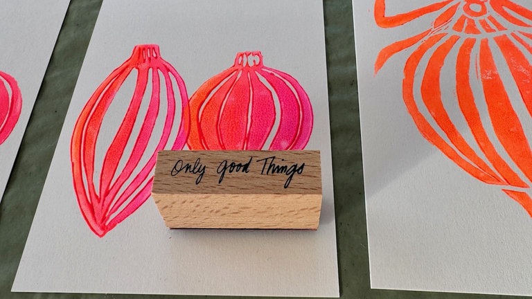 Optional: Karten mit Goldstift, Embossing-Pulver oder kleinen Akzenten veredeln. 