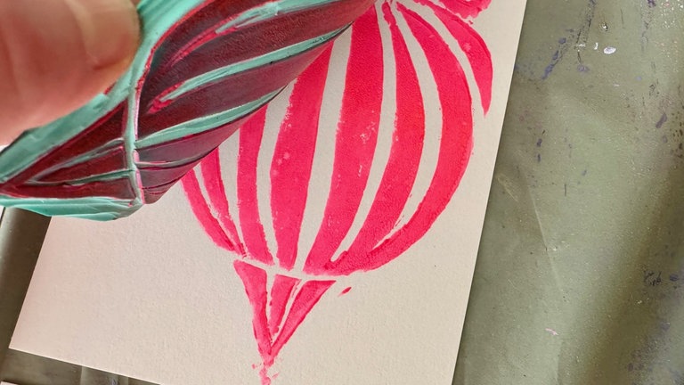 Die Platte langsam abheben. Voilà: ein wunderschöner, handgemachter Druck! 