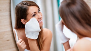 Frau entfernt Make up im Gesicht