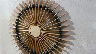 Stern aus Holzstielen und Perlen