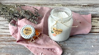 Natürliche Badezusätze selber machen: Duschsalz und Badehonig