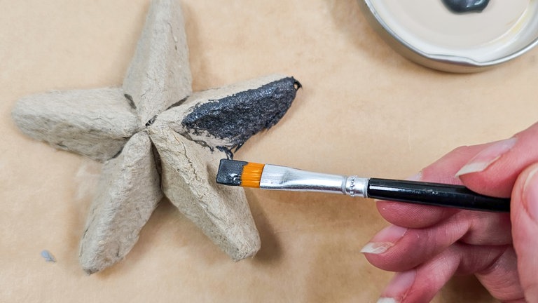 Sobald der Heißkleber getrocknet ist, kann der Stern bemalt werden. 