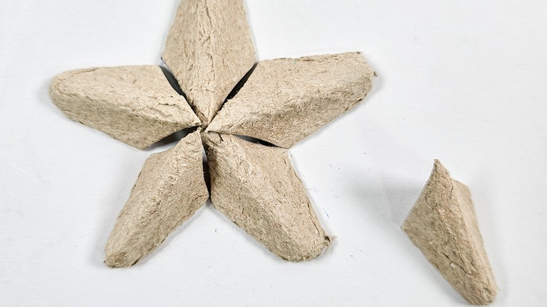 Alle Sternenspitzen wieder so in Form biegen, dass ein schöner, möglichst gleichmäßiger Stern entsteht.