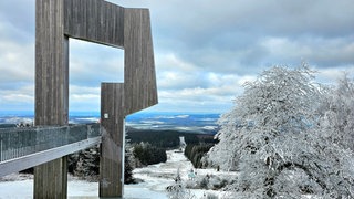 Die Windklangskulptur auf dem Erbeskopf im Winter | Wintersport am Erbeskopf: Welche Zukunft bleibt ohne Schnee?