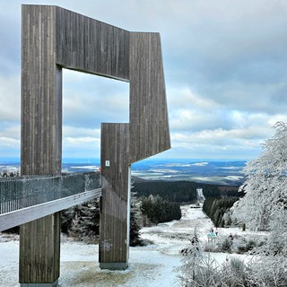 Die Windklangskulptur auf dem Erbeskopf im Winter | Wintersport am Erbeskopf: Welche Zukunft bleibt ohne Schnee?