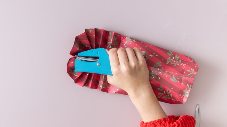 Zum Verschließen die letzte Falte tackern.