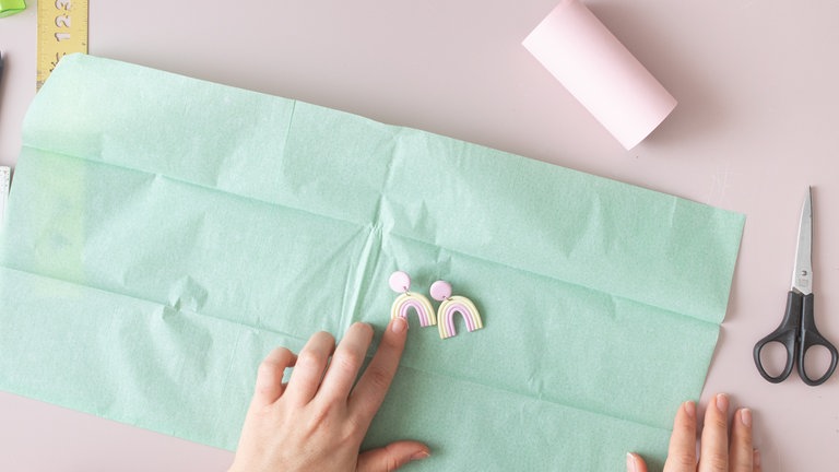 Geschenk in Seidenpapier einschlagen.