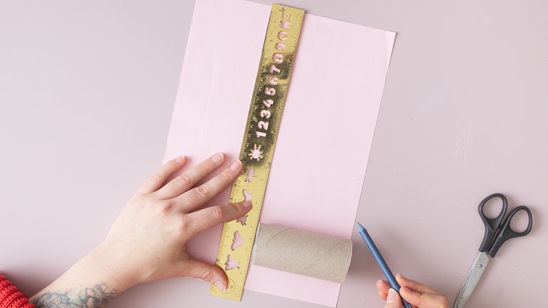 Tonpapier so zuschneiden, dass es die Klopapierrolle einmal komplett umschließt.