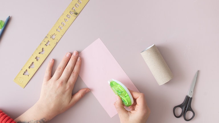 Tonpapier festkleben.