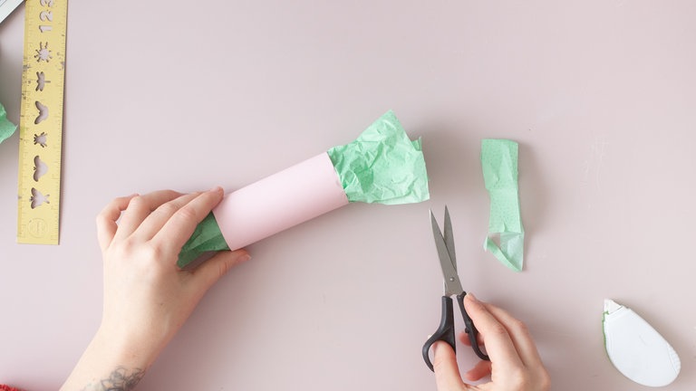 Wenn gewünscht, die Seidenpapier-Enden kürzen. DAnn wie Bonbon-Enden zusammendrehen und jeweils mit einem Band zubinden.