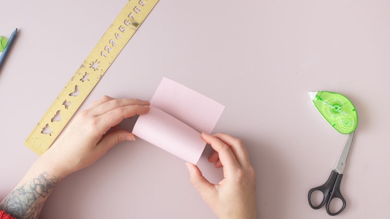 Klopapierrolle einmal komplett mit Tonpapier umschließen.