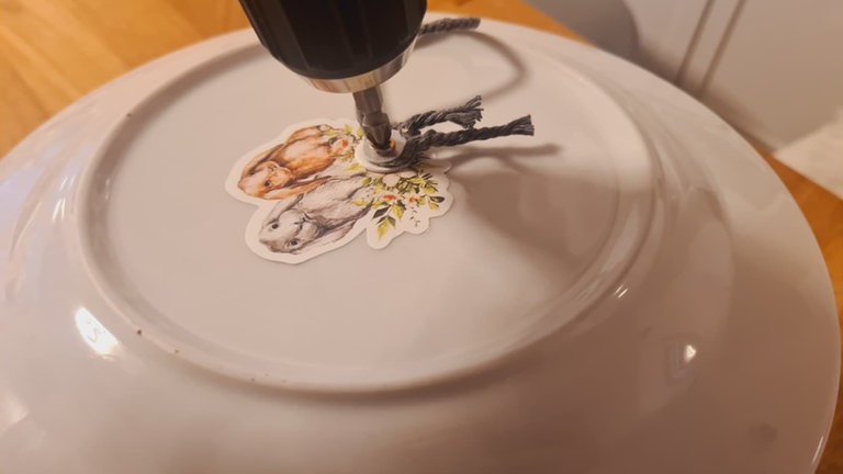 Dann alles mittig oben auf den Stamm schrauben. 