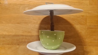 So entsteht das Regendach, und gleichzeitig kann man die Station an der Schlaufe aufhängen.