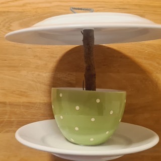 So entsteht das Regendach, und gleichzeitig kann man die Station an der Schlaufe aufhängen.