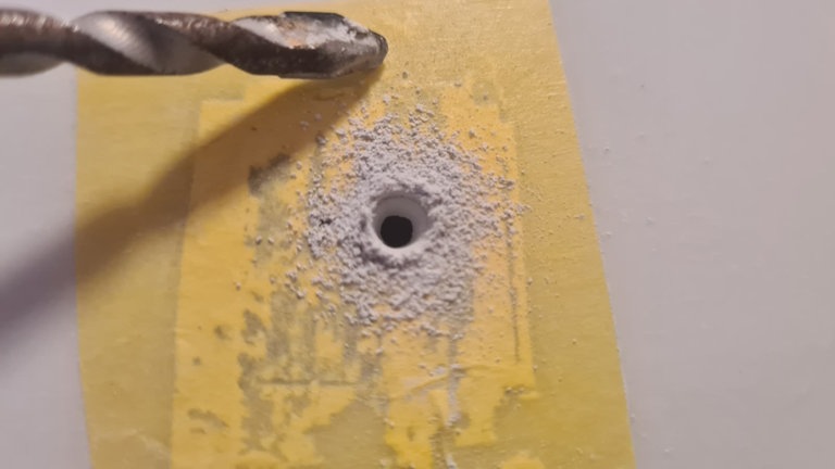 Mit dem Fliesenbohrer vorsichtig mittig durch jedes Geschirrteil bohren.