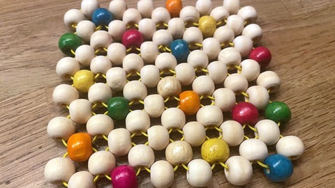 Sobald der Untersetzer die gleiche Länge und Breite hat, beide Kordeln als Abschluss miteinander verknoten. 