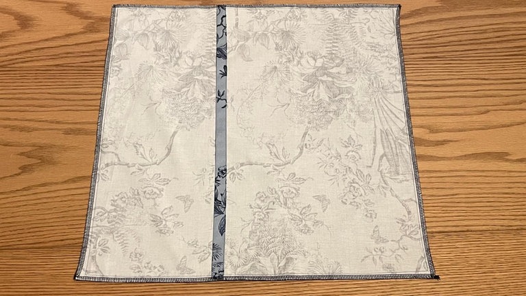 Die Schnittkanten anschließend mit der Overlock oder mit einem Zickzack-Stich versäubert. 