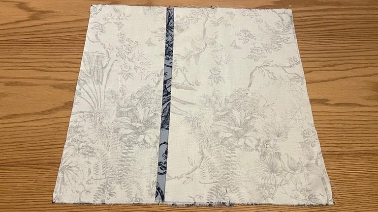 Nun werden die Teile einmal rundherum bei 1 cm Nahtzugabe mit einem Geradstich miteinander verbunden.