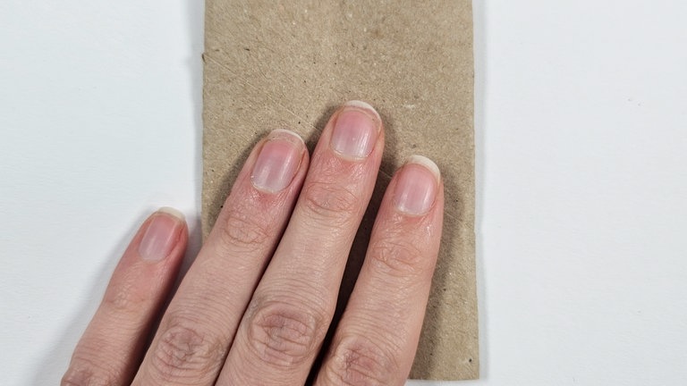 Eine Klopapierrolle flachfalten.