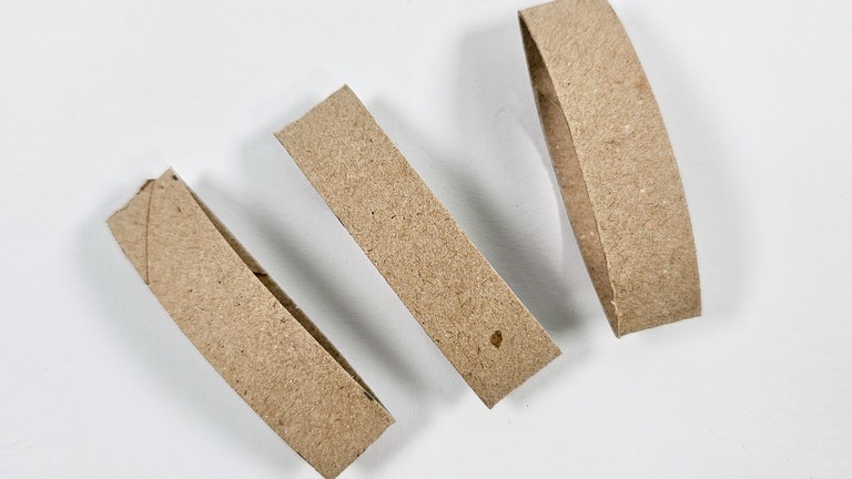 Drei Streifen mit 1,5 cm Breite von der kurzen Seite abschneiden.